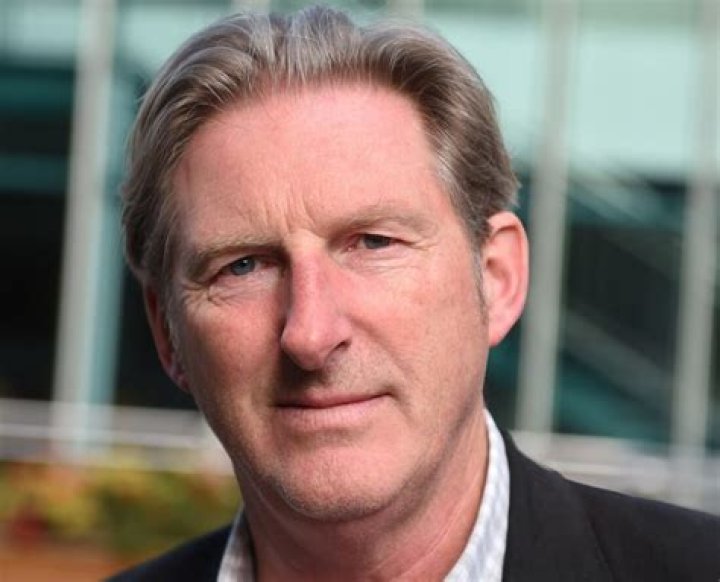Adrian Dunbar biografía, edad, altura, esposo, net worth, familia