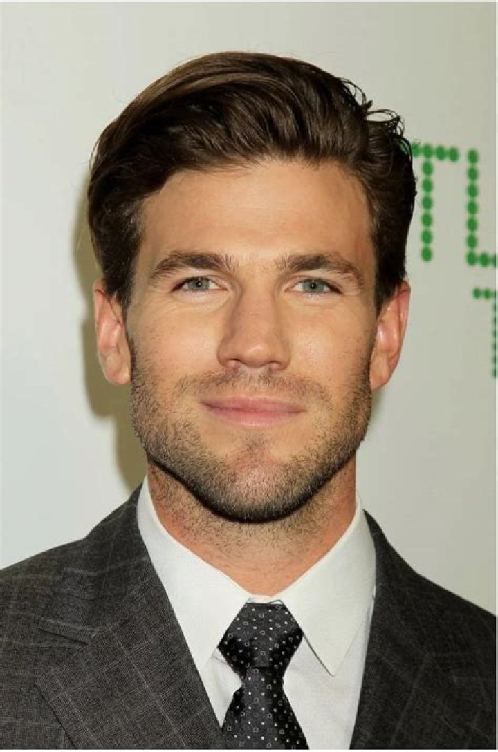 Austin Stowell Biography, Age, Height, Wife, Net Worth, Family