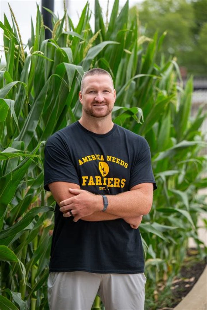 Bryan Bulaga Biography, Age, Height, Wife, Net Worth, Family