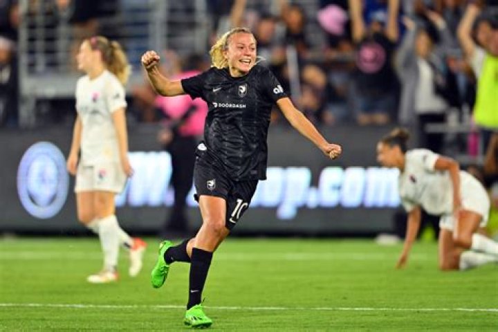 Claire Emslie Biography, Age, Height, Husband, Net Worth, Family