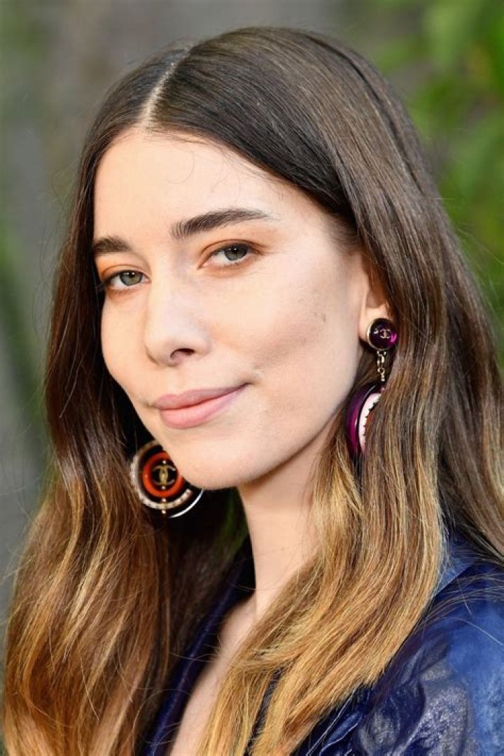 Danielle Haim Biography, Age, Height, Husband, Net Worth, Family