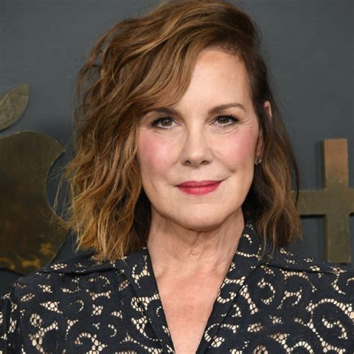 Elizabeth Perkins Biography, Age, Height, Husband, Net Worth, Family