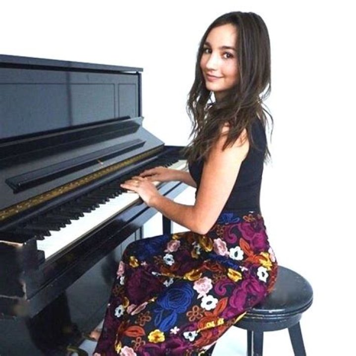 Emily Bear Biography, Age, Height, Husband, Net Worth, Family