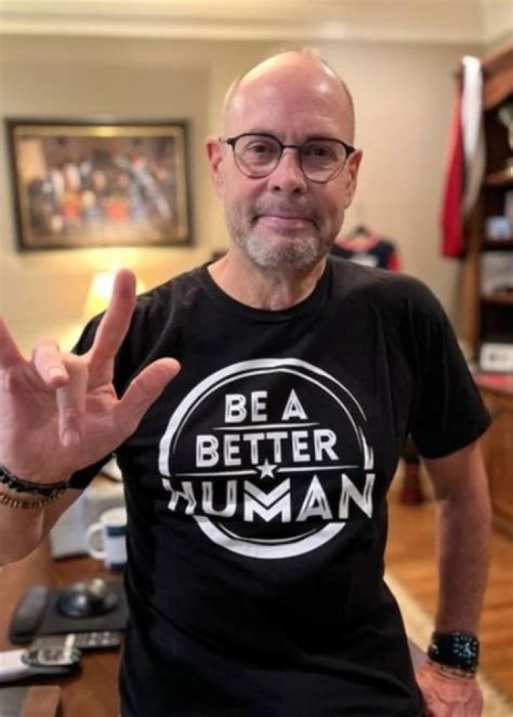 Ernie Johnson Jr. biografía, edad, altura, esposo, net worth, familia