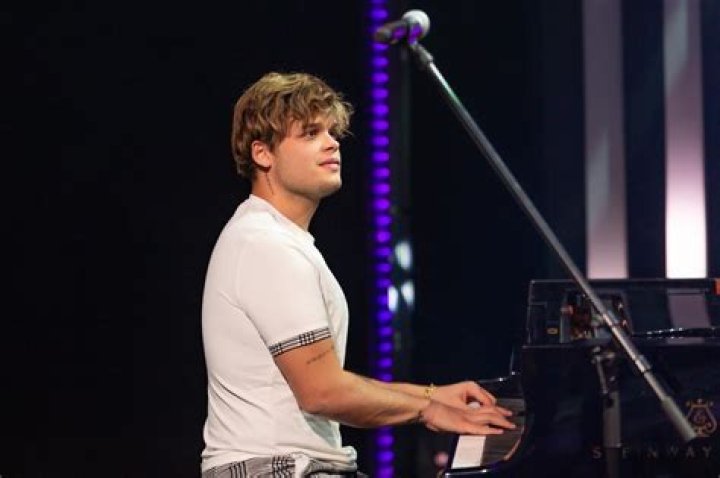 Jesús Molina biografía, edad, altura, esposo, net worth, familia