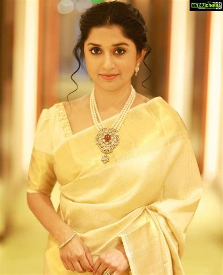 Meera Jasmine Biography, Age, Height, Husband, Net Worth, Family