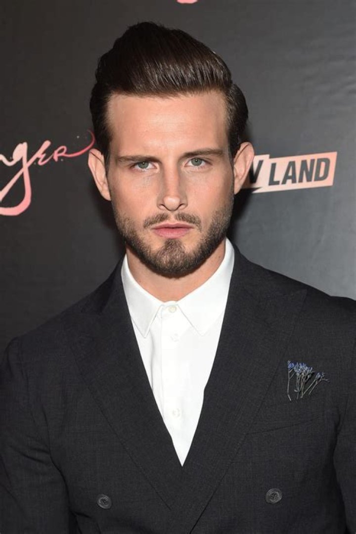 Nico Tortorella biografía, edad, altura, esposo, net worth, familia