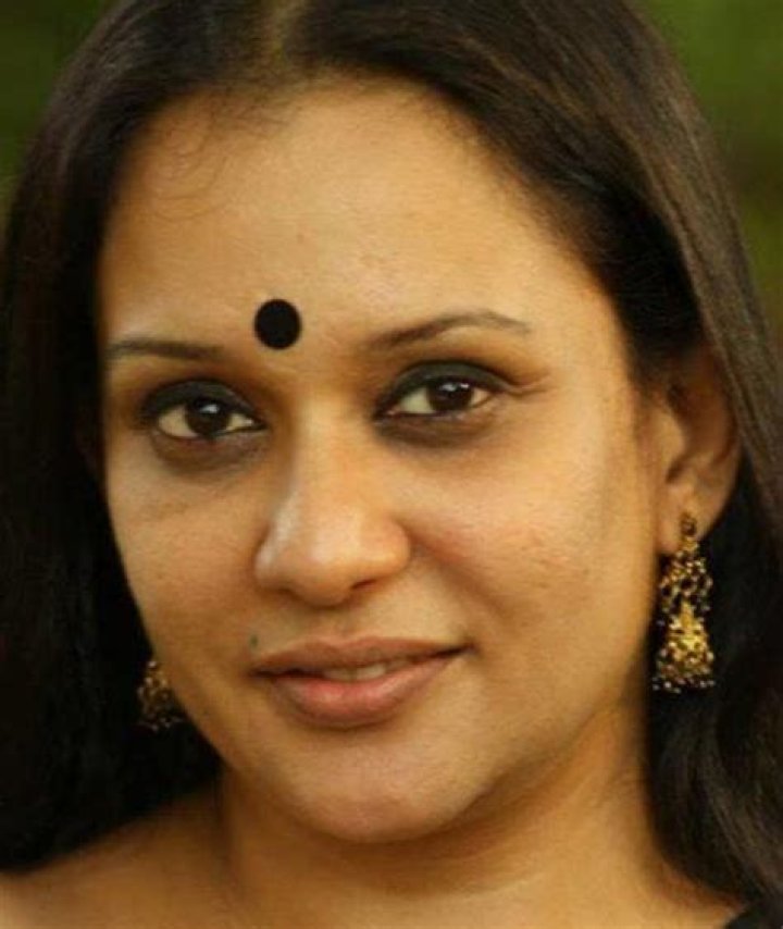 Parvathi T. Biography, Age, Height, Husband, Net Worth, Family