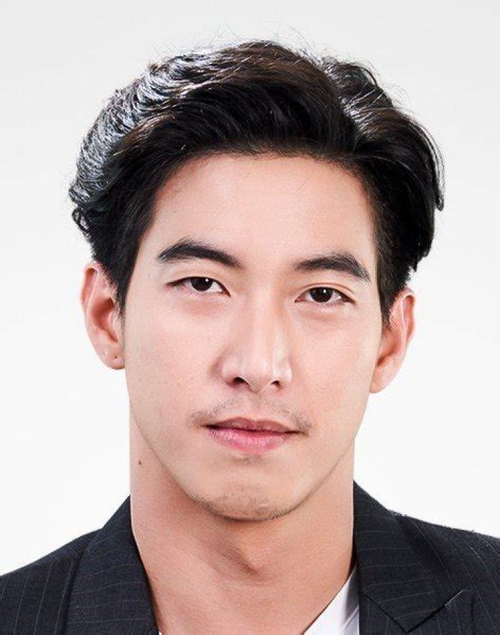 Phakin Khamwilaisak Biography, Age, Height, Wife, Net Worth, Family