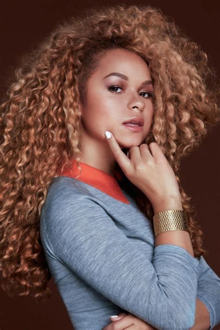 Rachel Crow Biography, Age, Height, Husband, Net Worth, Family