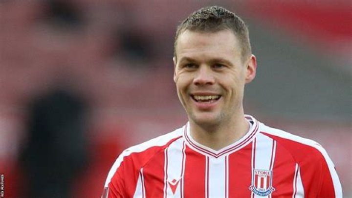 Ryan Shawcross Biography, Age, Height, Wife, Net Worth, Family