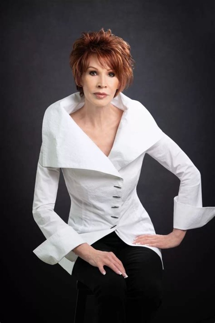 Sandra Brown Biography, Age, Height, Husband, Net Worth, Family