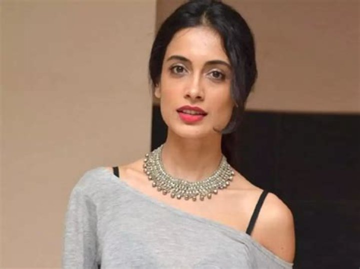 Sarah-Jane Dias Biography, Age, Height, Husband, Net Worth, Family
